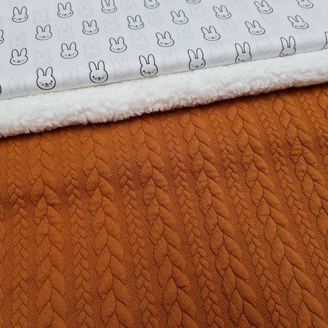 konijntje katoen tricot met cognac kabel tricot en spierwitte katoenen teddy