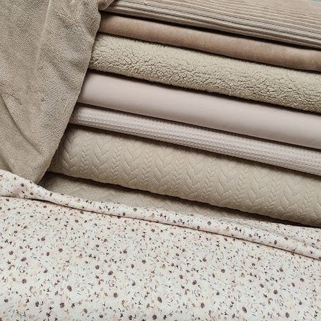 kiezel beige stofjes met vervaagde fillerbloem tricot @beebsstofjes