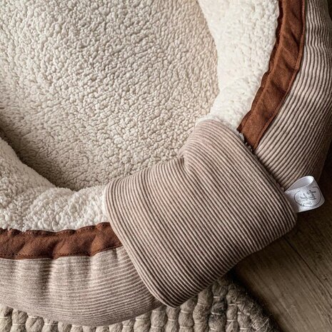 babynestje van beige ottoman rib - bruin bias en baby teddy @kickenstoffen