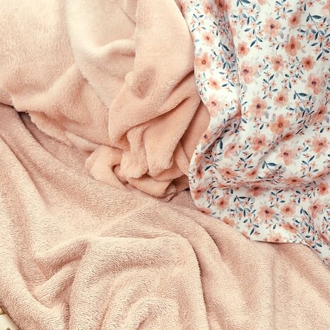 BEEBSwellness fleece nude roze en wafel nude roze en kweepeer poplin digitaal @kickenstoffen