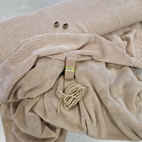 BEEBS wellness fleece  met brede ribfluweel taupe en en bijpassend koord - bias - koordstoppers van kickenstoffen