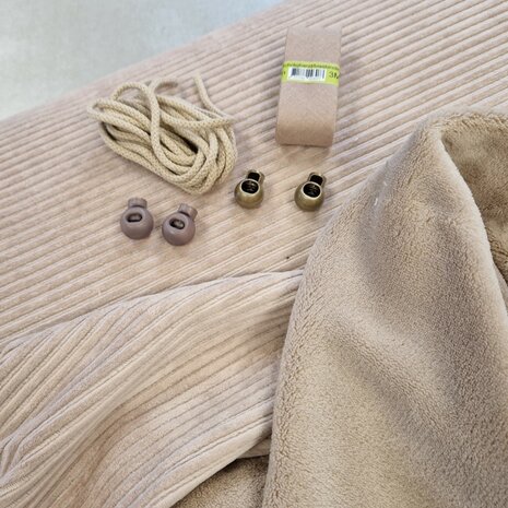 BEEBS wellness fleece  met brede ribfluweel taupe en en bijpassend koord - bias - koordstoppers van kickenstoffen - close up