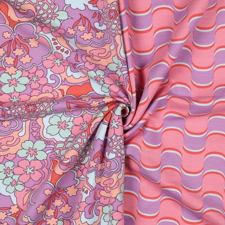 Roze abstracte bloemen en golfjes french terry KicKenStoffen