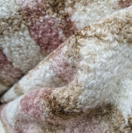 cacao roze boucle ruiten teddy  - Kickenstoffen - close up