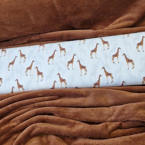 bamboe katoen fleece cognac met girafjes KicKenStoffen