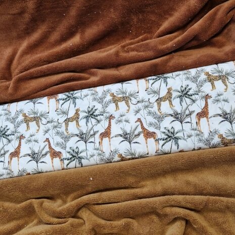 bamboe katoen fleece cognac en caramel met jungle dieren KicKenStoffen