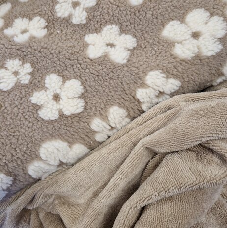 bamboe katoen fleece beige met daisy flower teddy KicKenStoffen