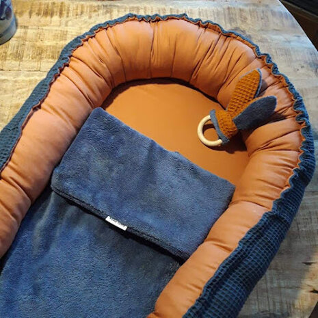 donker blauw bamboe katoen  fleece dekentje in jeansblauw met cognac katoenen babynestje - toffetutte