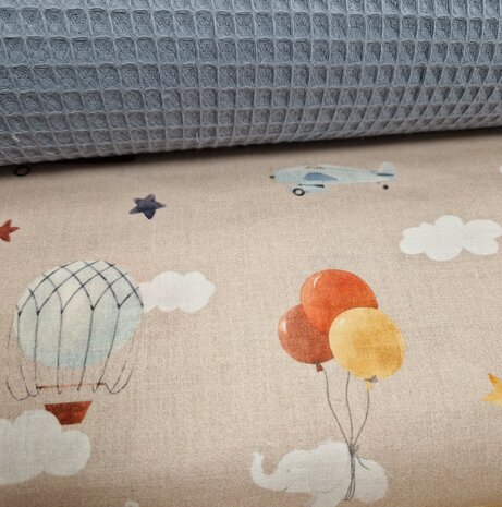 BU9533-beige-blauw-bruin Udi katoen vliegtuig zeppelin luchtballon met licht jeans blauwe wafel katoen BEEBSstofjes