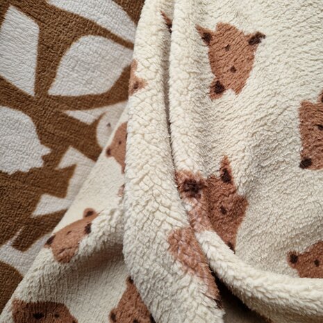 Swessie baby teddy bedrukt beige beertjes en vosjes met grafische print KicKenStoffen