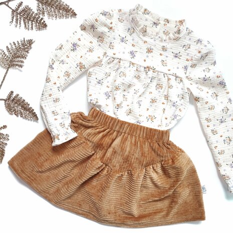 ribfluweel camel  Rokje ~ V-skirt vagebondstitch met bloemen  Blouse ~ Odeline irismaypatterns