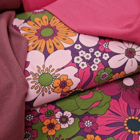 Poppy boordstof plum en nerida french terry blomster mauve en fuchsia KicKenStoffen