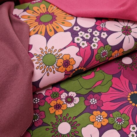 Poppy boordstof plum en nerida french terry stof blomster mauve en fuchsia KicKenStoffen