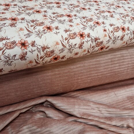 BEEBS bloemrijk tricot met roze-terracotta rib fluweel tricot KicKenStoffen