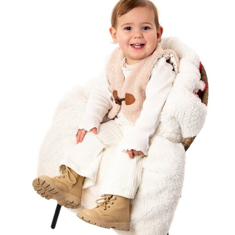 flared ribbroekje met gilet kort model - teddy bodywarmer @kickenstoffen 