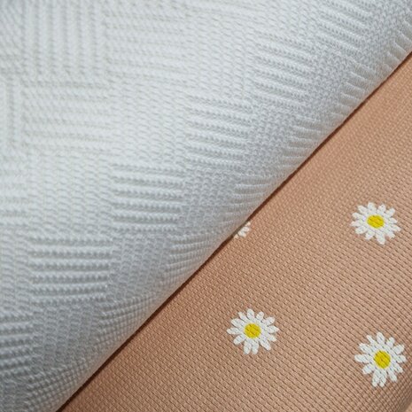 Cotton Jaquard Libbie ecru met wafel tricot peach daisy flowers  KicKenStoffen