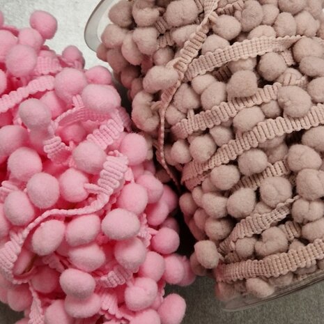 pompoms licht roze en oud roze licht KicKenStoffen