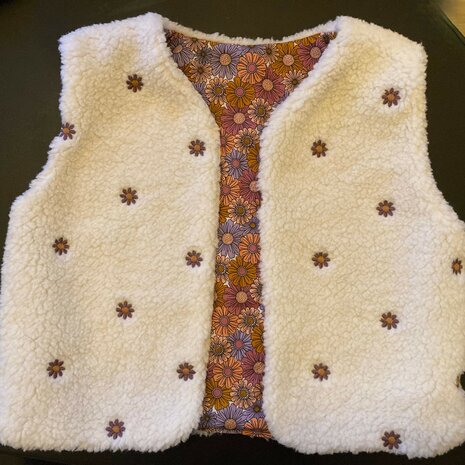 gilet fijne bloem poplin en broderie teddy gemaakt door klant kickenstoffen