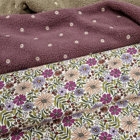 broderie bloemen teddystof bordeaux mauve en bloem tricot 3160075 van KicKenStoffen