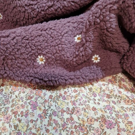 broderie bloemen teddystof bordeaux mauve en bloem tricot 4160234 van KicKenStoffen