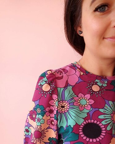 Hera Sweater door mbym.sewing van Blomster french terry Nerida Hansen  Bel_etoile - close up