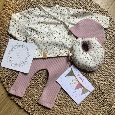 mille fleur tricot newborn overslag shirtje met ribsoft xl roze broekje - gemaakt door klant van KicKenStoffen